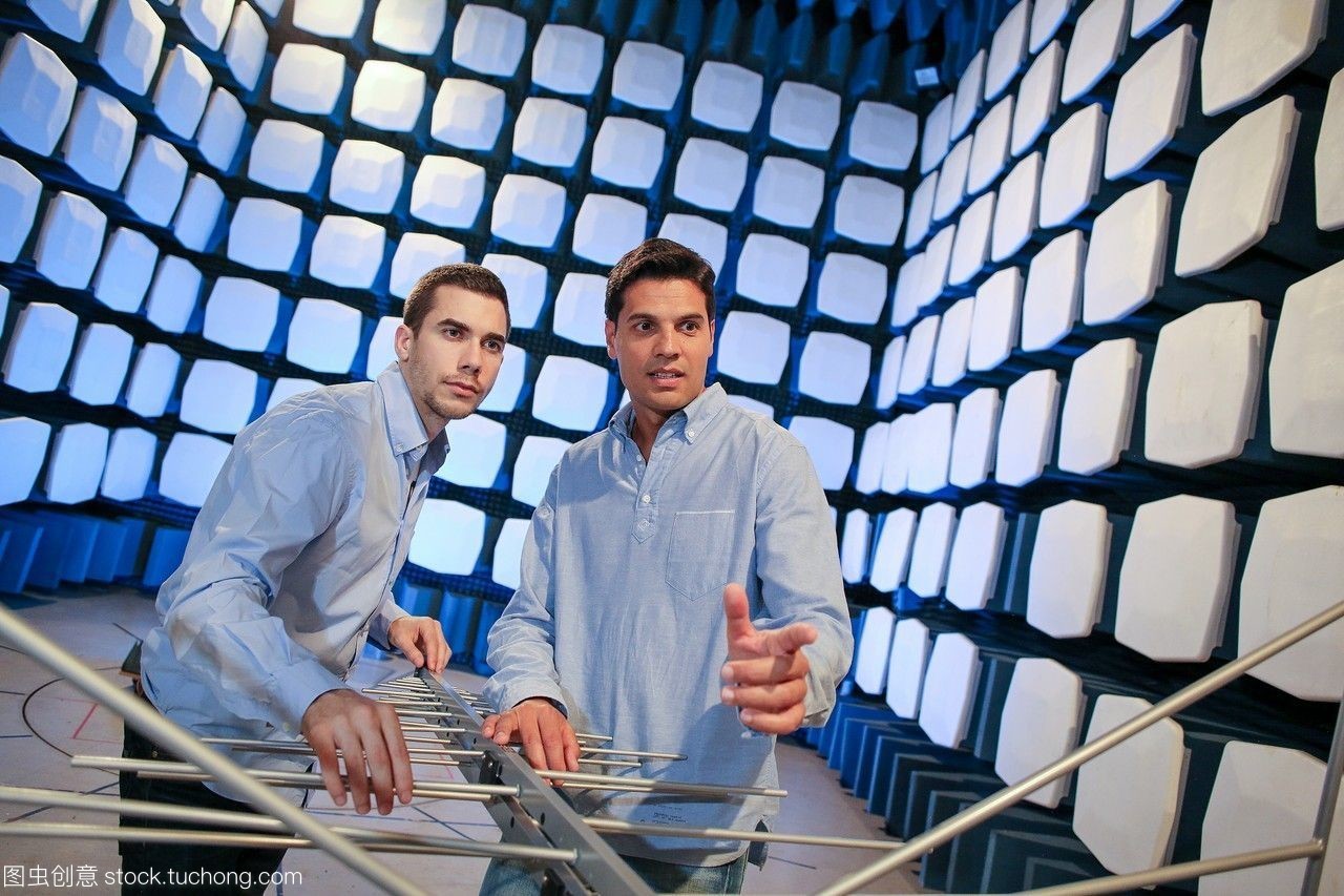 研究人員安回聲室emc&電信實驗室認(rèn)證低壓電器&電子產(chǎn)品技術(shù)服務(wù)行業(yè)的tecnalia研究&創(chuàng)新bizkaia巴斯克國家西班牙